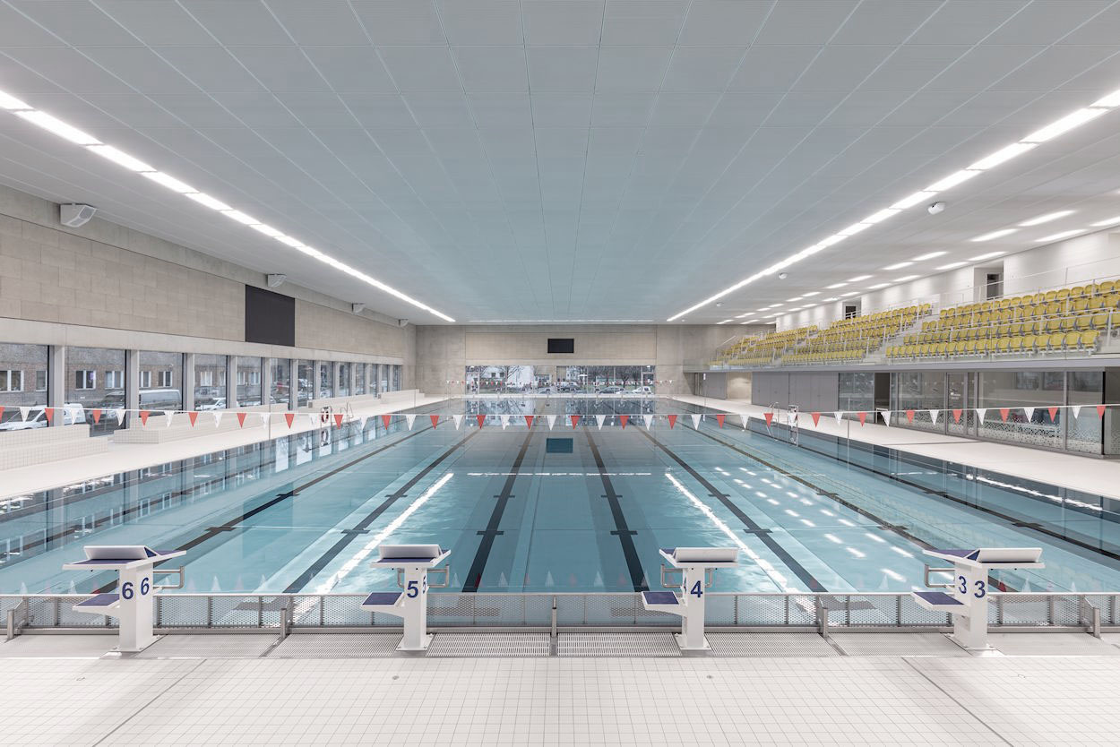 großes Schwimmerbecken zum Bahnenschwimmen in einer Schwimmhalle